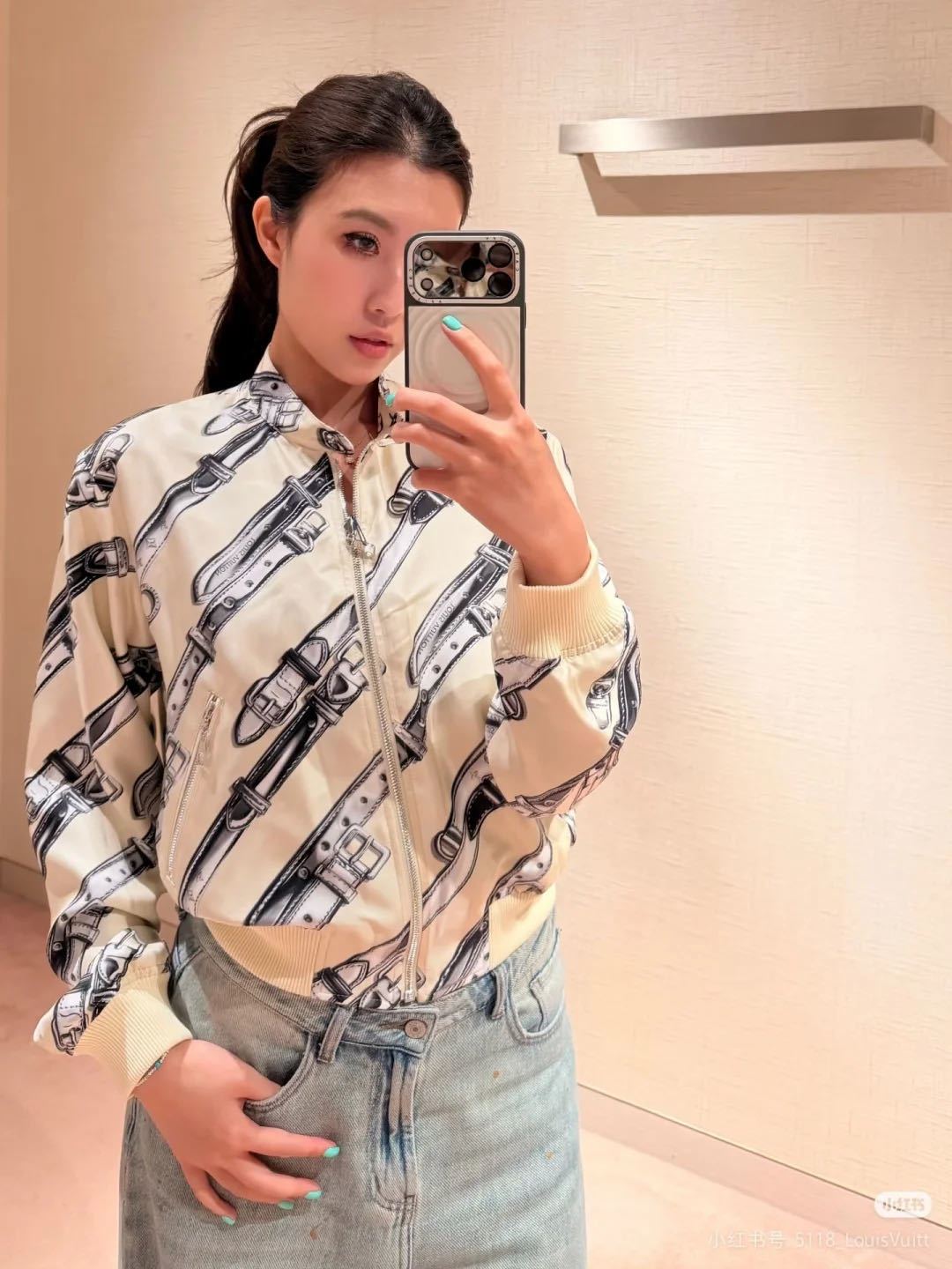 🆕L家🆕  春夏新款  撞色老花字母双面长袖开衫颜色：杏色尺码：36.38.40