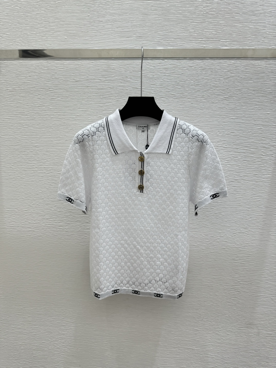 🆕CH家🆕  春夏新款 纯色简约镂空翻领针织短袖颜色：白色 黄色 紫色 黑色尺码：36.38.40