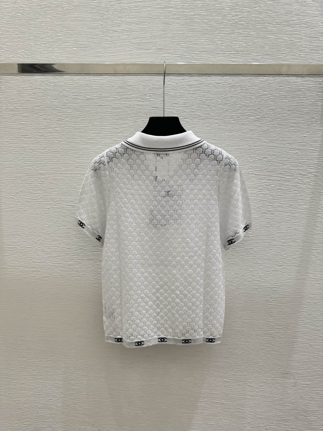 🆕CH家🆕  春夏新款 纯色简约镂空翻领针织短袖颜色：白色 黄色 紫色 黑色尺码：36.38.40