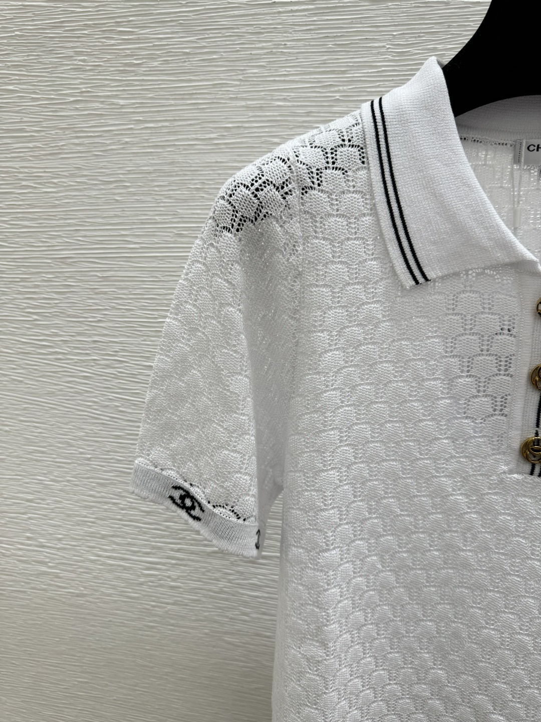 🆕CH家🆕  春夏新款 纯色简约镂空翻领针织短袖颜色：白色 黄色 紫色 黑色尺码：36.38.40