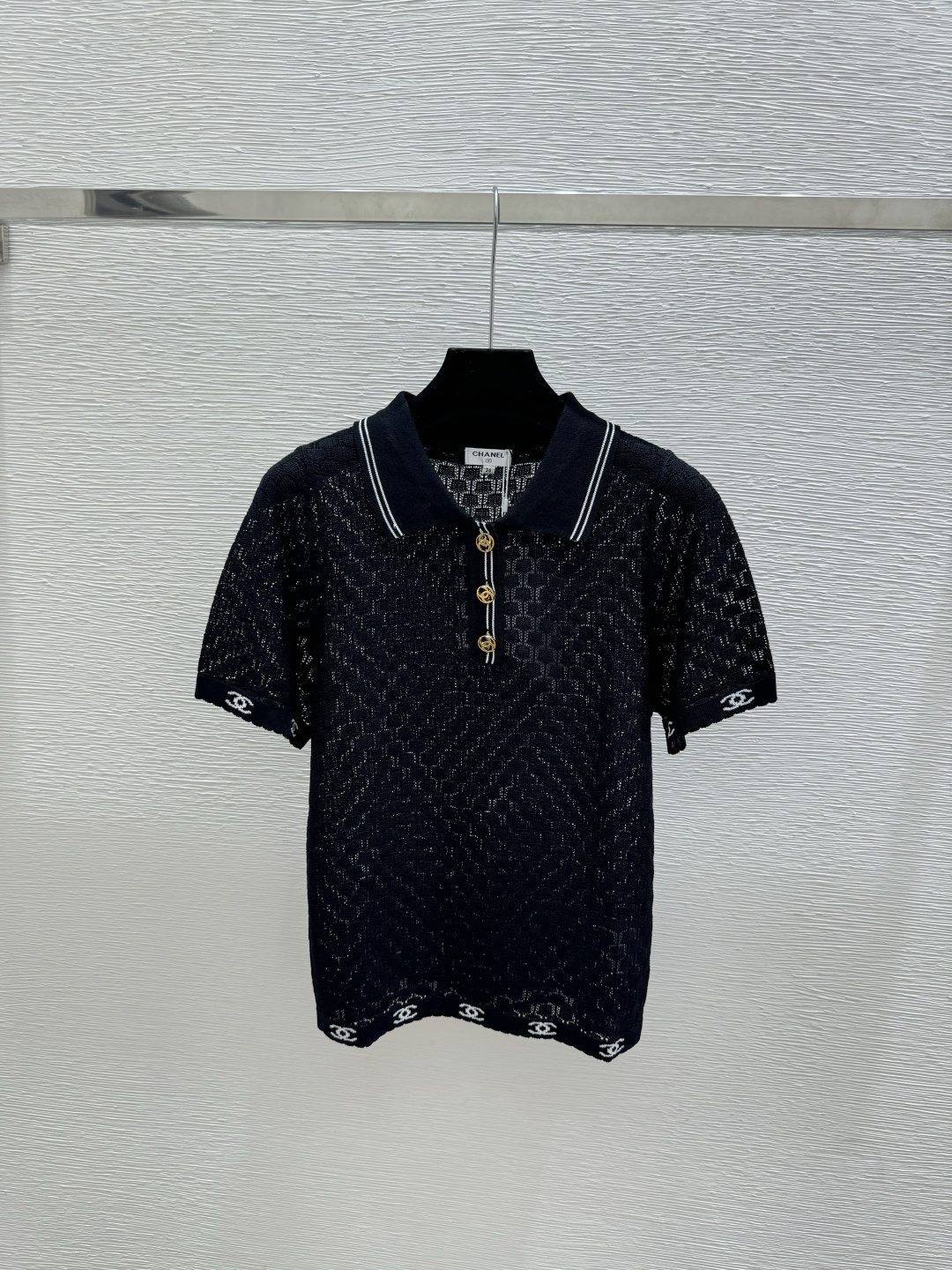 🆕CH家🆕  春夏新款 纯色简约镂空翻领针织短袖颜色：白色 黄色 紫色 黑色尺码：36.38.40