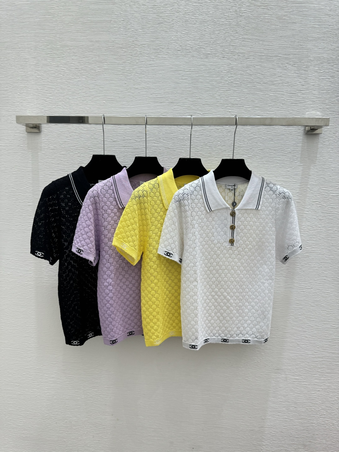 🆕CH家🆕  春夏新款 纯色简约镂空翻领针织短袖颜色：白色 黄色 紫色 黑色尺码：36.38.40