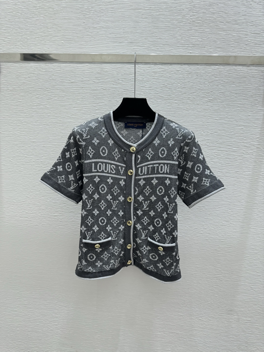 🆕L家🆕  春夏新款 撞色老花字母圆领针织短袖开衫颜色：灰色尺码：36.38.40