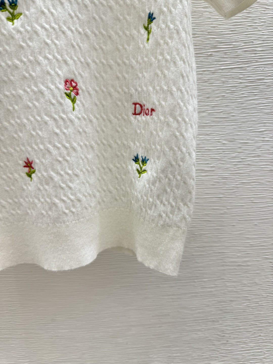 🆕D家🆕  春夏新款 撞色花卉圆领针织短袖颜色：白色 尺码：36.38.40