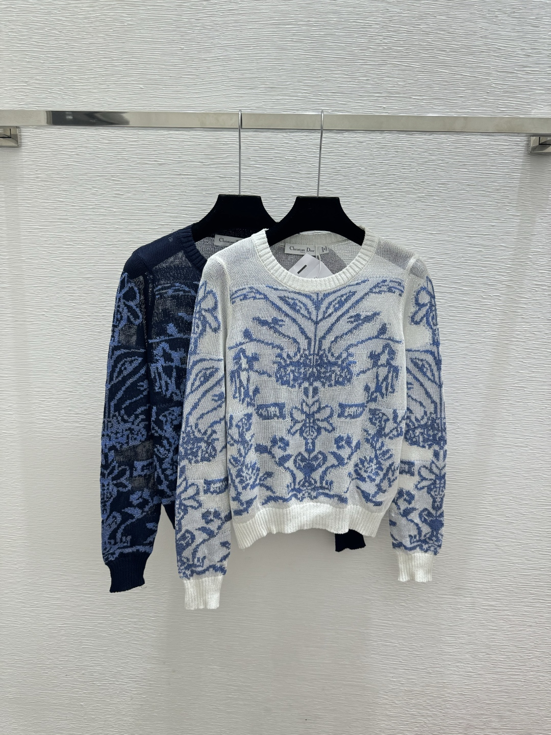🆕D家🆕  春夏新款 撞色花卉圆领针织长袖颜色：白色 宝蓝尺码：36.38.40