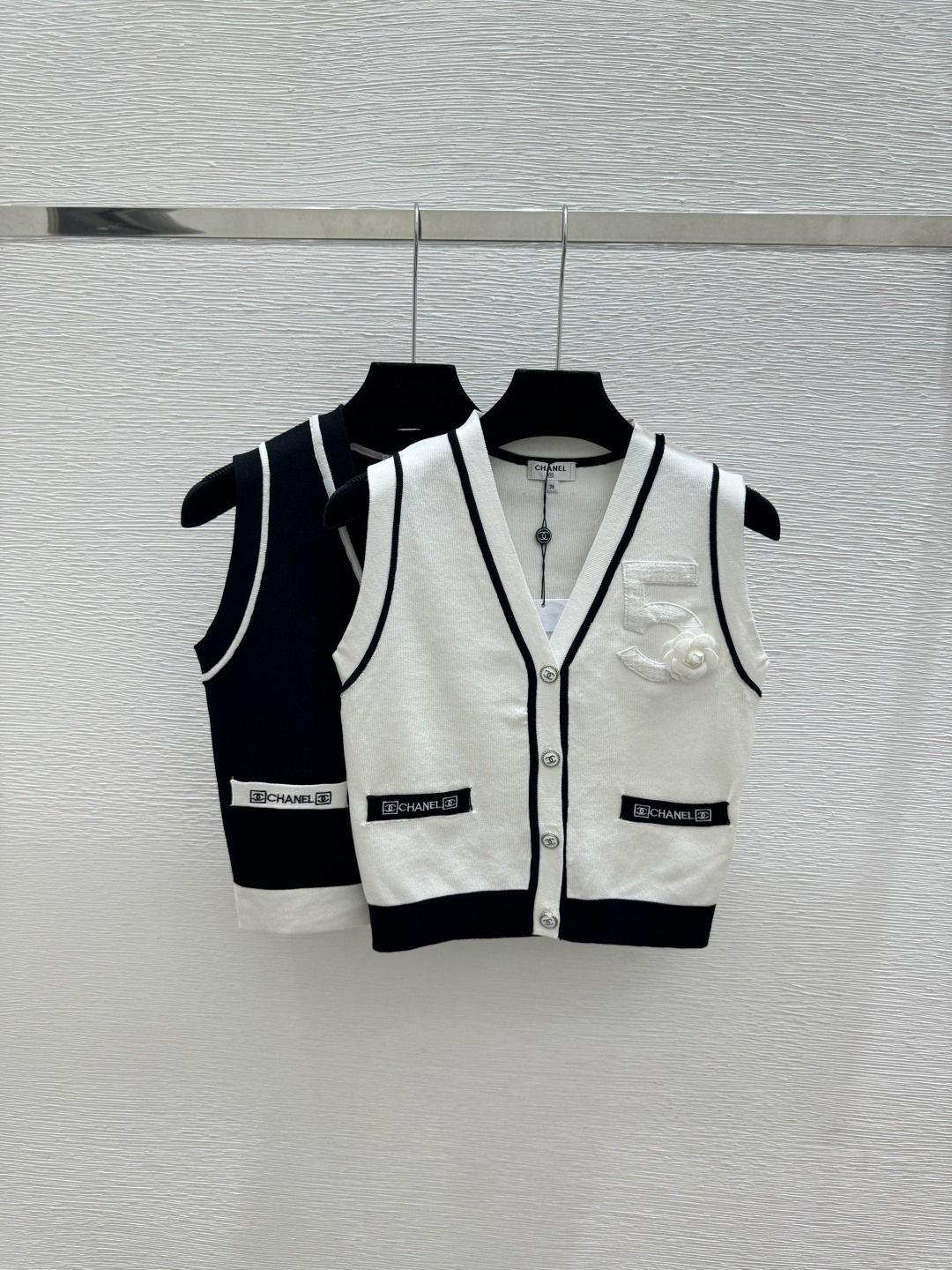 🆕CH家🆕  春夏新款  撞色字母简约V领针织背心开衫颜色：黑色 白色尺码：36.38.40