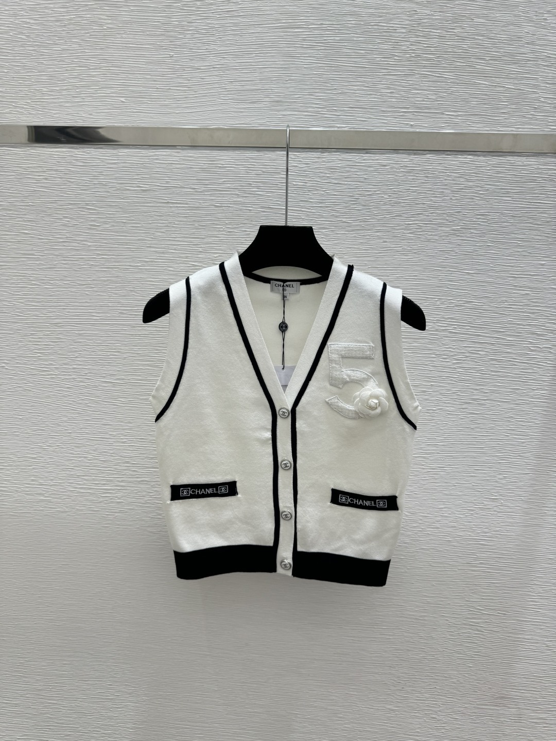 🆕CH家🆕  春夏新款  撞色字母简约V领针织背心开衫颜色：黑色 白色尺码：36.38.40