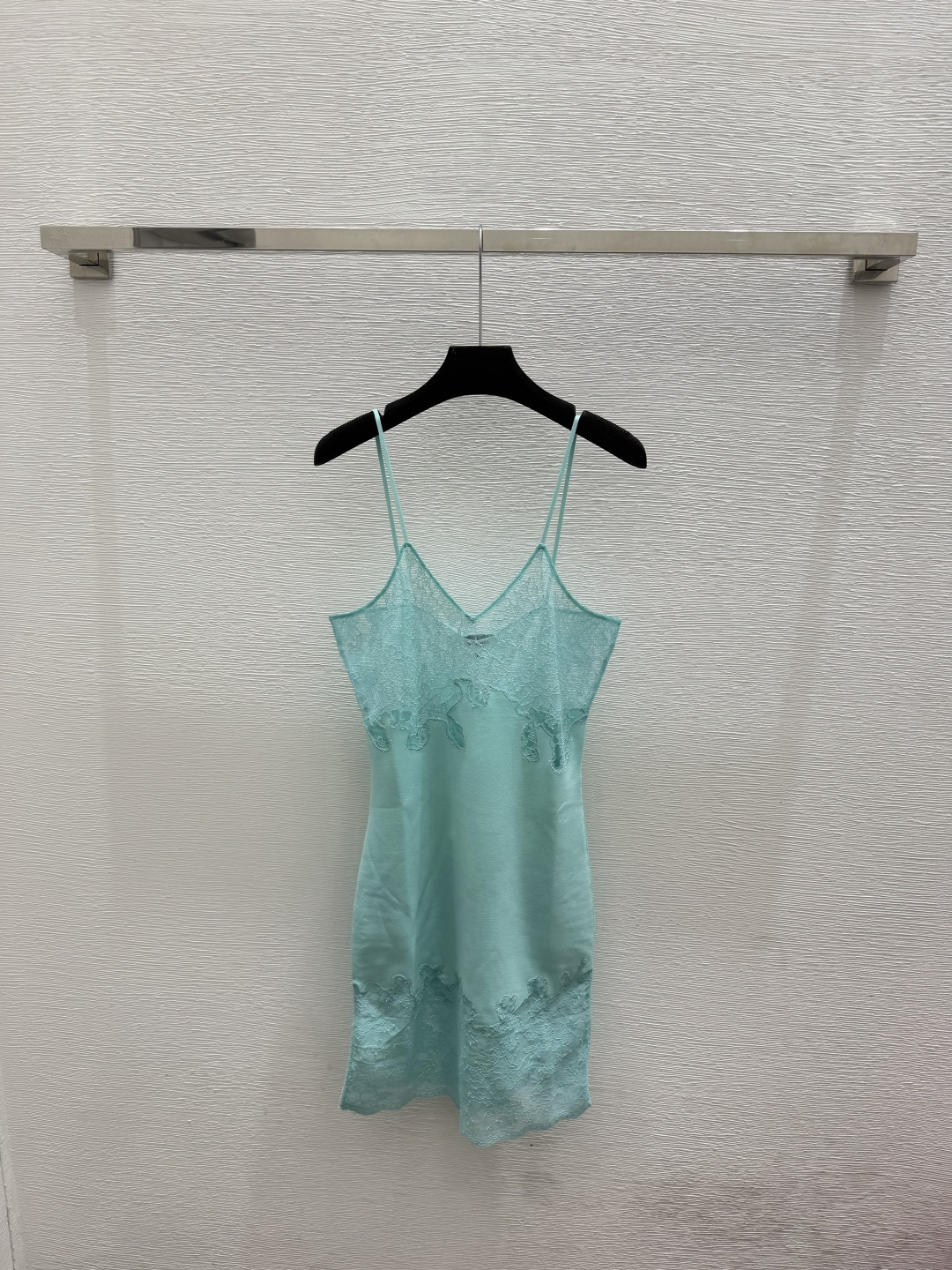 🆕CH家🆕  春夏新款 撞色蕾丝针织吊带裙颜色：白色 绿色 黑色尺码：36.38.40