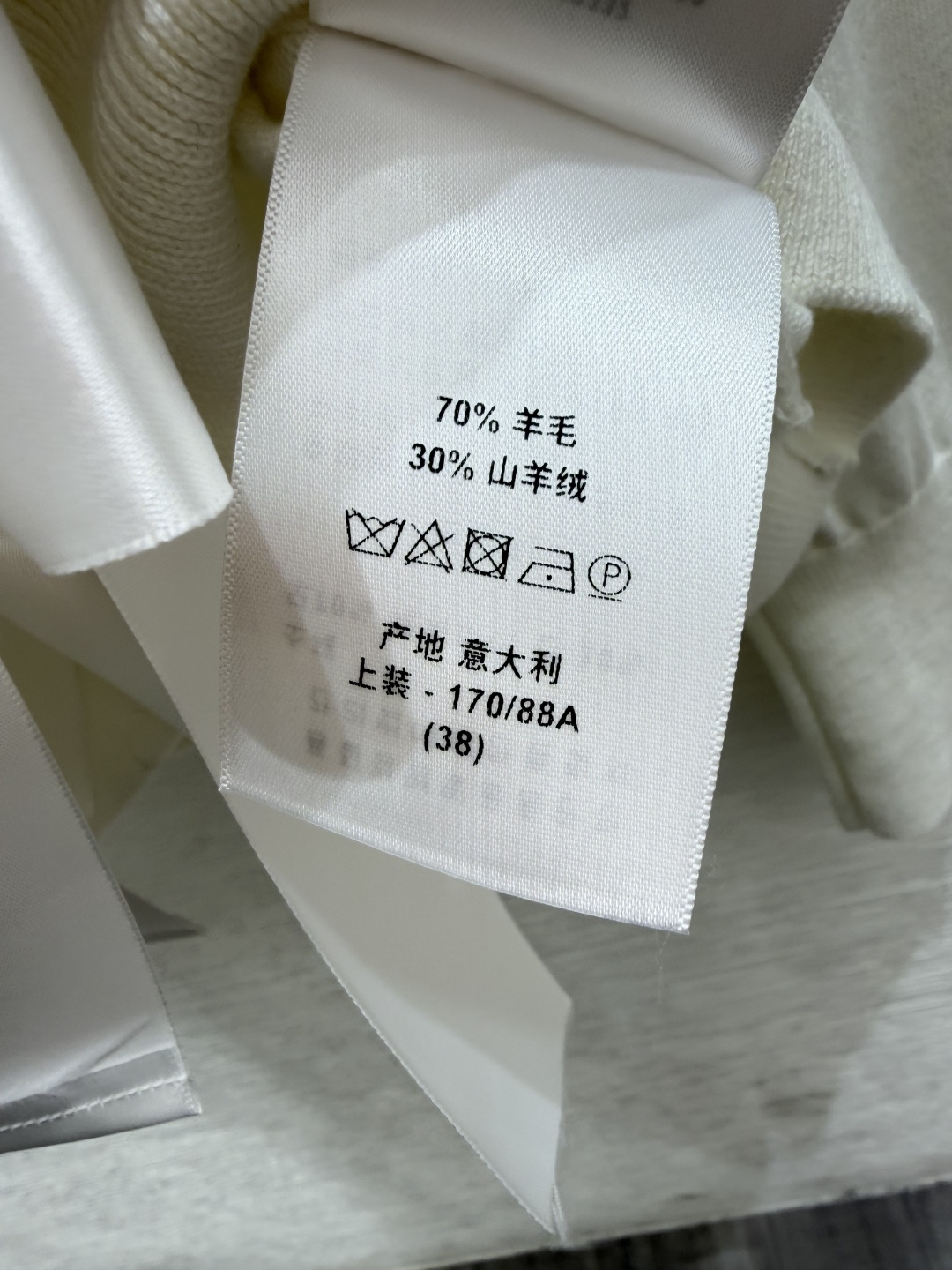 🆕D家🆕  春夏新款 纯色蝴蝶结圆领针织长袖颜色：白色 尺码：36.38.40