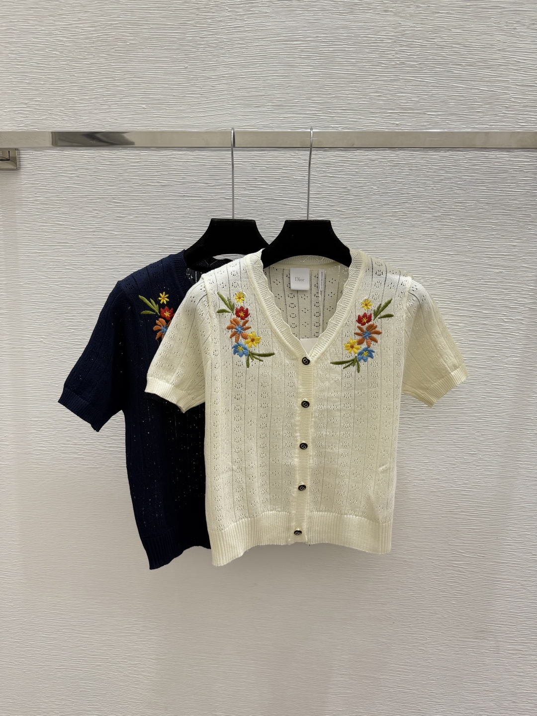 🆕D家🆕  春夏新款 撞色花卉V领针织短袖开衫颜色：杏色 宝蓝尺码：36.38.40