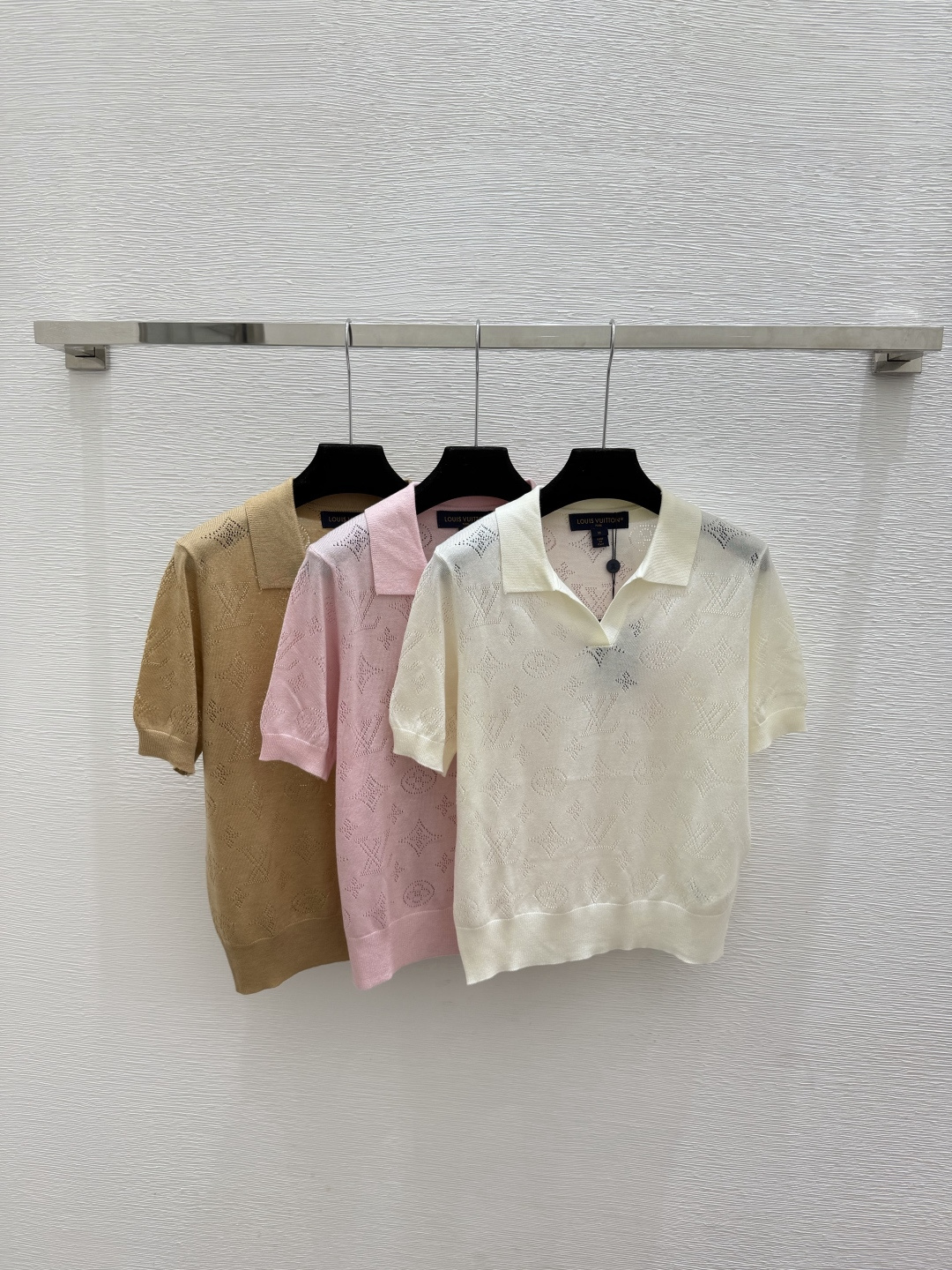 🆕L家🆕  春夏新款 纯色老花字母翻领针织短袖颜色：白色 粉色 卡其尺码：36.38.40