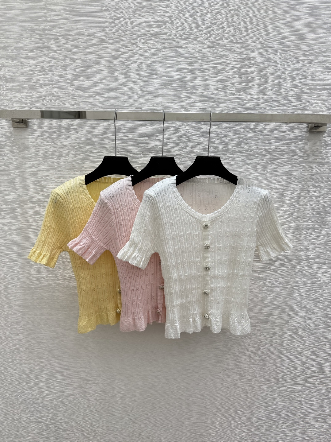 🆕CH家🆕  春夏新款 纯色简约圆领针织短袖颜色：白色 粉色 黄色尺码：36.38.40
