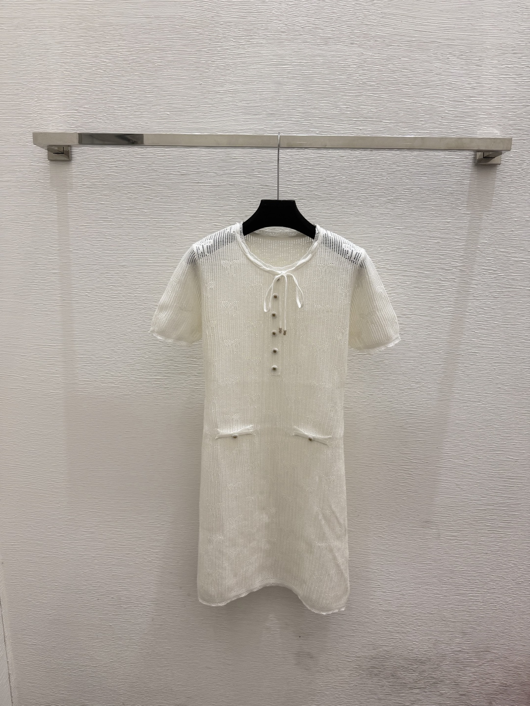 🆕CH家🆕  春夏新款 纯色花卉镂空圆领针织短袖裙颜色：白色尺码：36.38.40