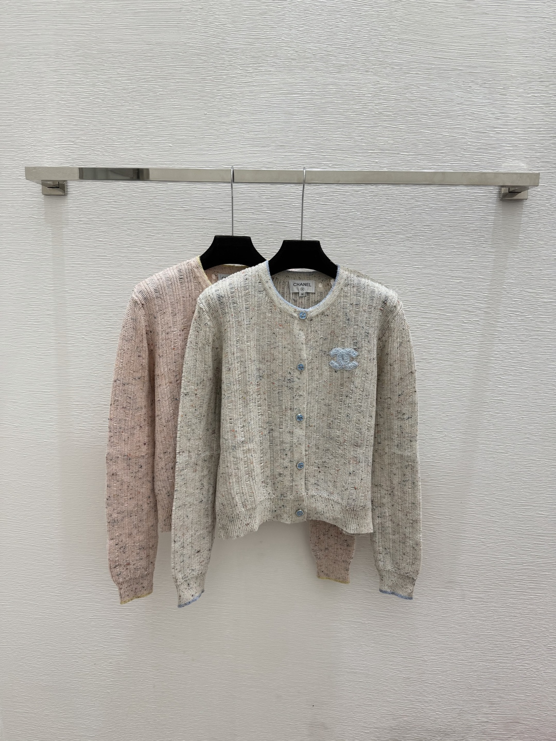 🆕CH家🆕  春夏新款 纯色简约圆领针织长袖开衫颜色：杏色 粉色尺码：36.38.40