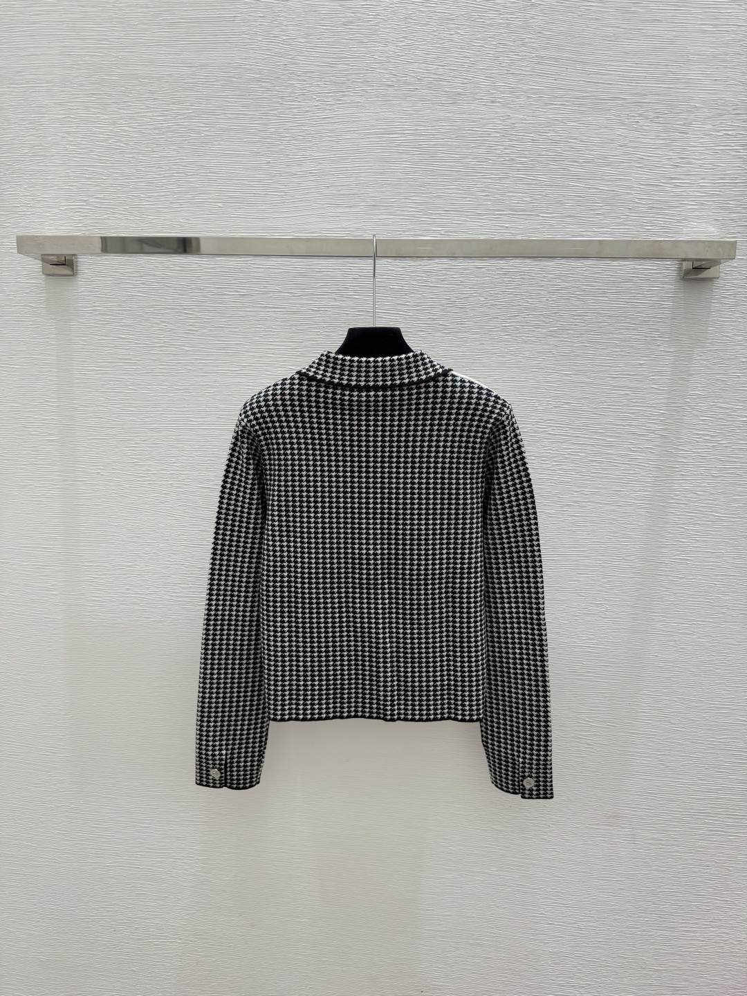 🆕D家🆕  春夏新款 撞色翻领针织长袖开衫颜色：白色尺码：36.38.40