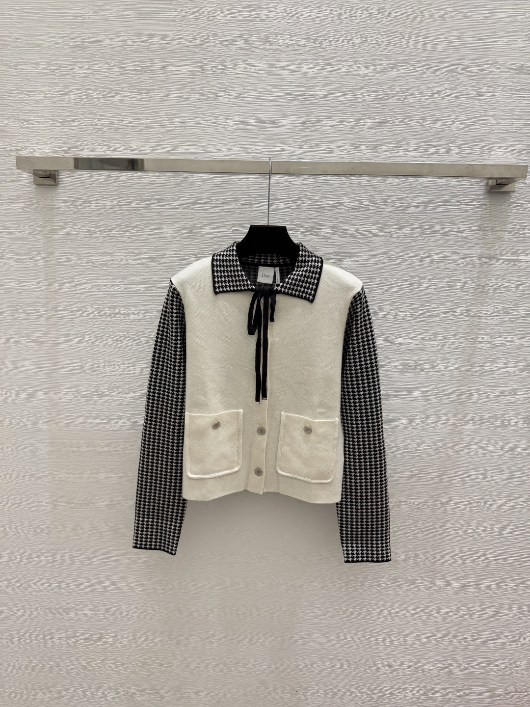 🆕D家🆕  春夏新款 撞色翻领针织长袖开衫颜色：白色尺码：36.38.40