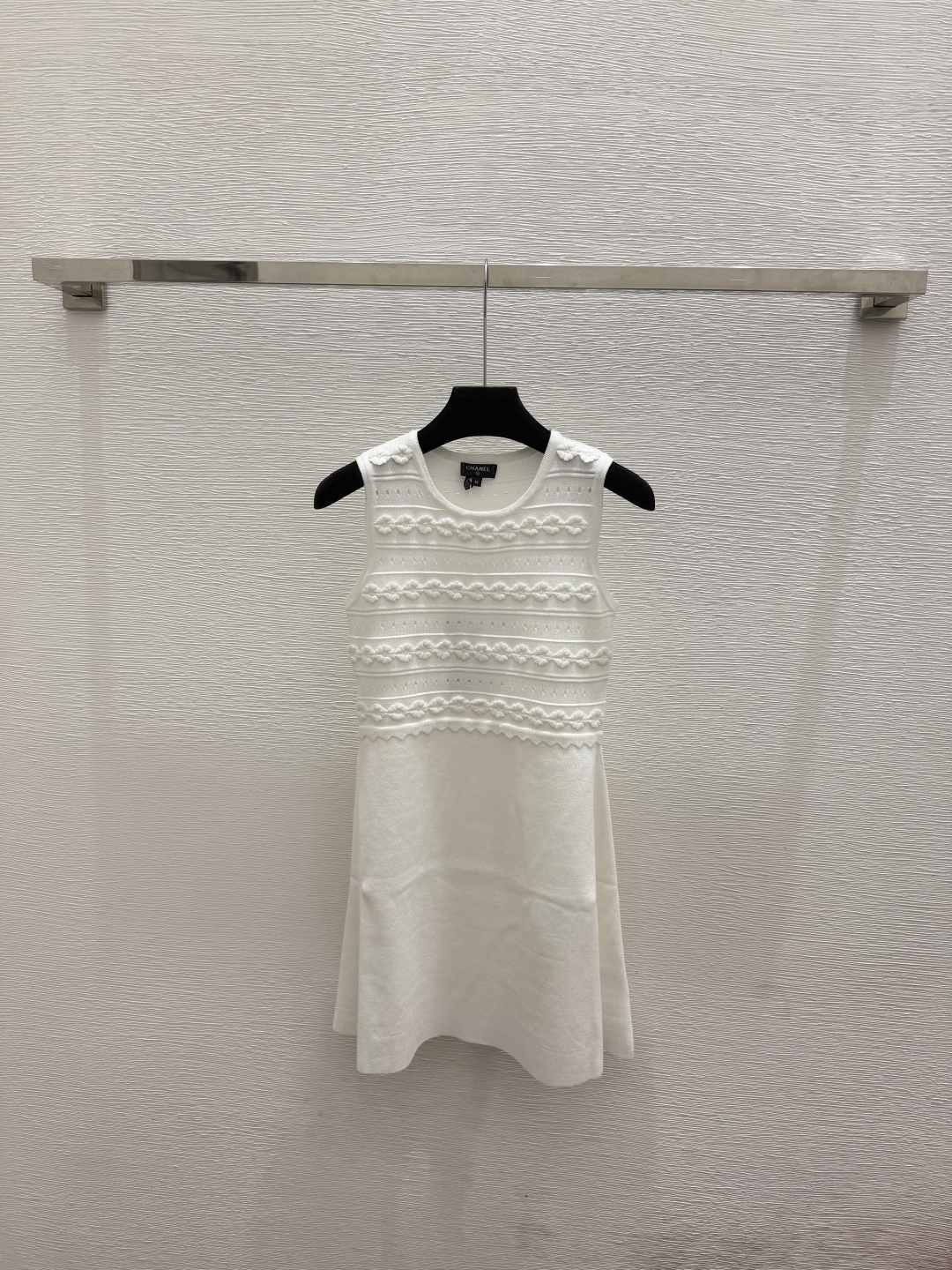 🆕CH家🆕  春夏新款 纯色花卉圆领针织背心裙颜色：白色 黑色尺码：36.38.40
