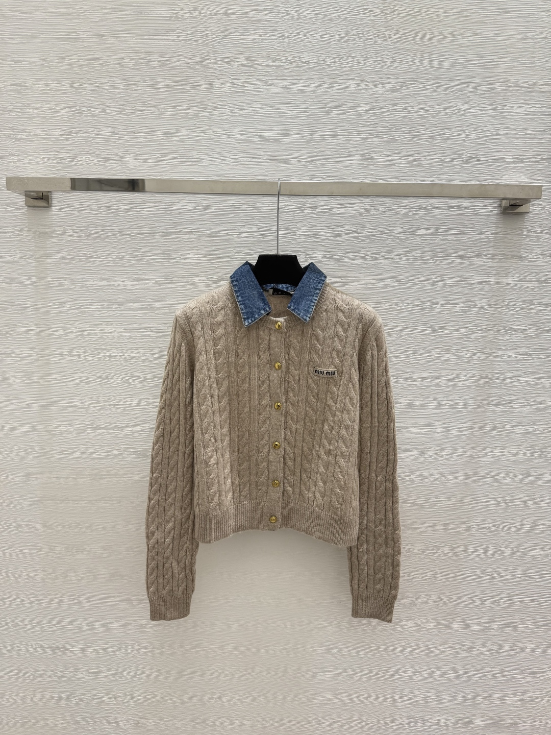 🆕M家🆕  春夏新款 撞色翻领针织长袖开衫颜色：卡其尺码：36.38.40