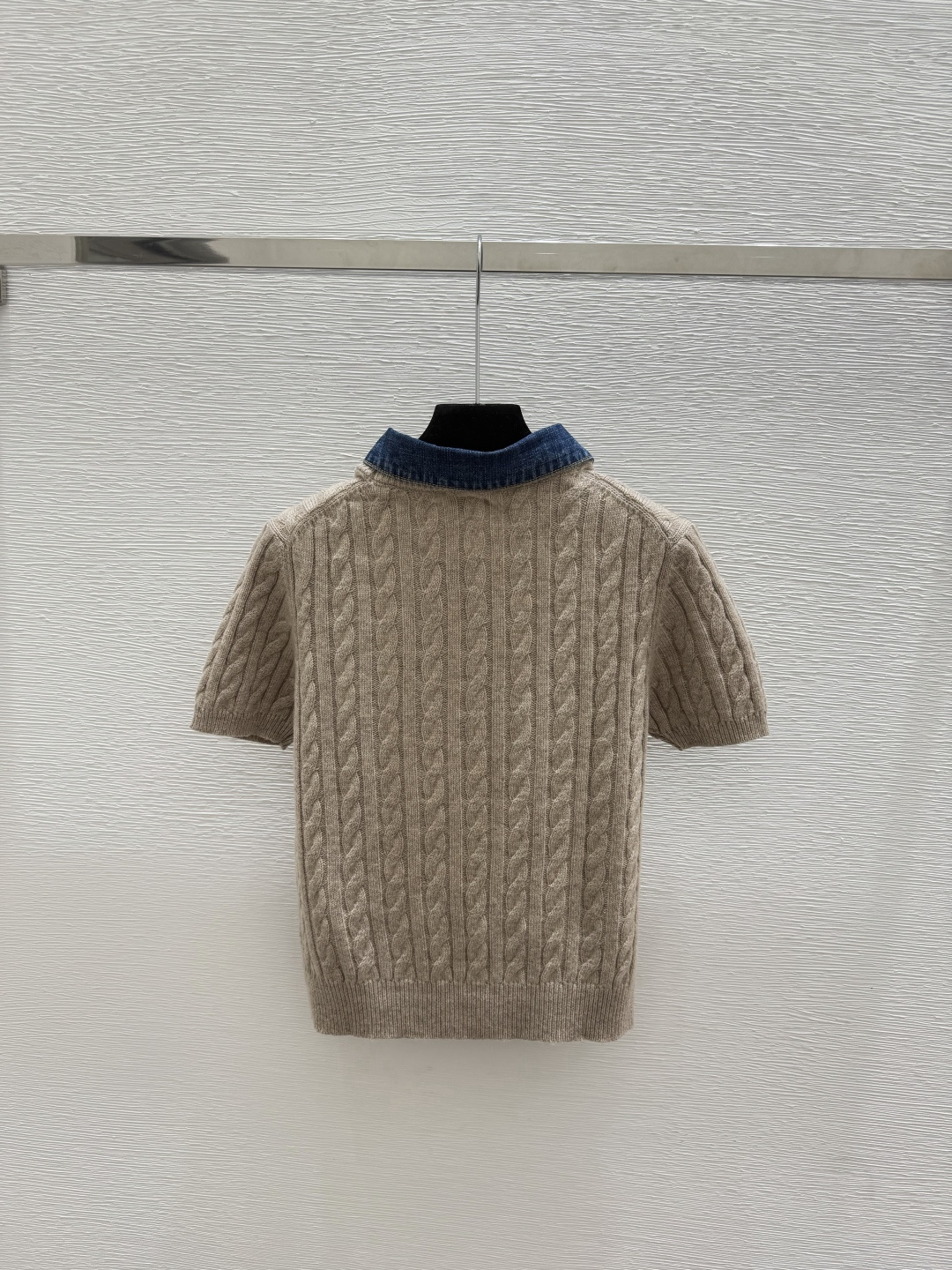 🆕M家🆕  春夏新款 撞色翻领针织短袖颜色：卡其尺码：36.38.40