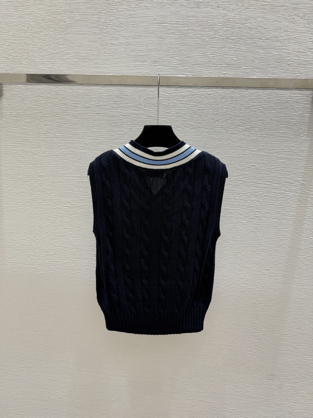 🆕PO家🆕  春夏新款 撞色简约V领针织背心颜色：白色 宝蓝尺码：36.38.40