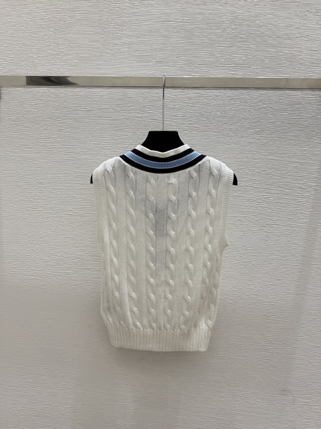 🆕PO家🆕  春夏新款 撞色简约V领针织背心颜色：白色 宝蓝尺码：36.38.40