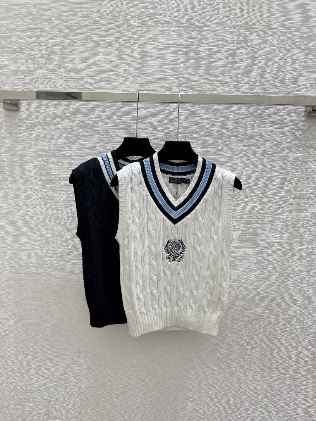 🆕PO家🆕  春夏新款 撞色简约V领针织背心颜色：白色 宝蓝尺码：36.38.40