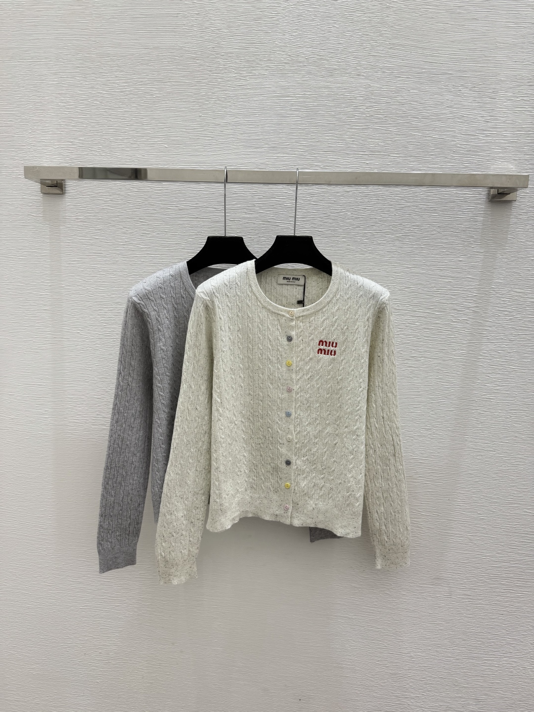🆕M家🆕  春夏新款 纯色简约圆领针织长袖开衫颜色：白色 灰色尺码：36.38.40