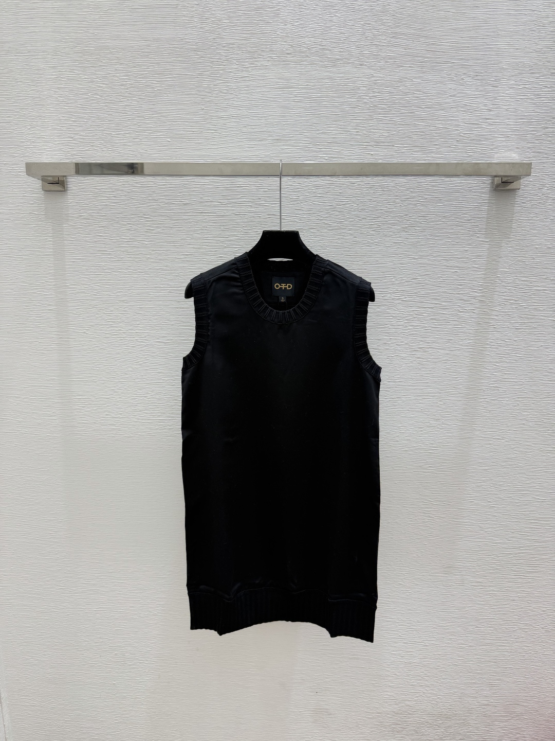 🆕OD家🆕  春夏新款 纯色简约圆领背心裙颜色：杏色 黑色尺码：36.38.40
