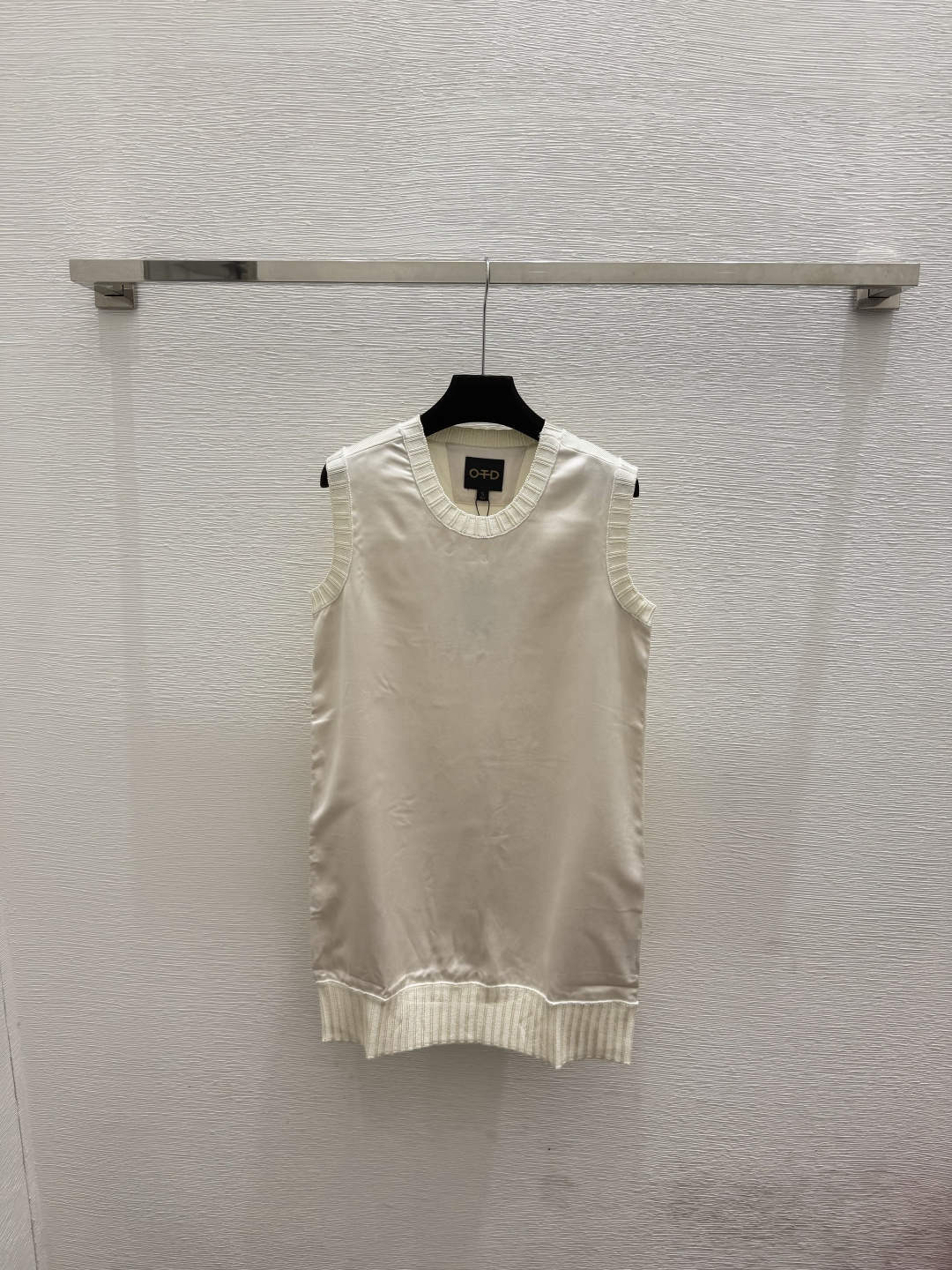 🆕OD家🆕  春夏新款 纯色简约圆领背心裙颜色：杏色 黑色尺码：36.38.40