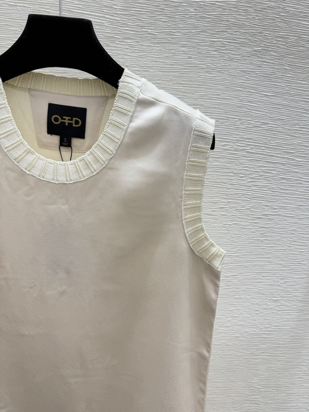 🆕OD家🆕  春夏新款 纯色简约圆领背心裙颜色：杏色 黑色尺码：36.38.40