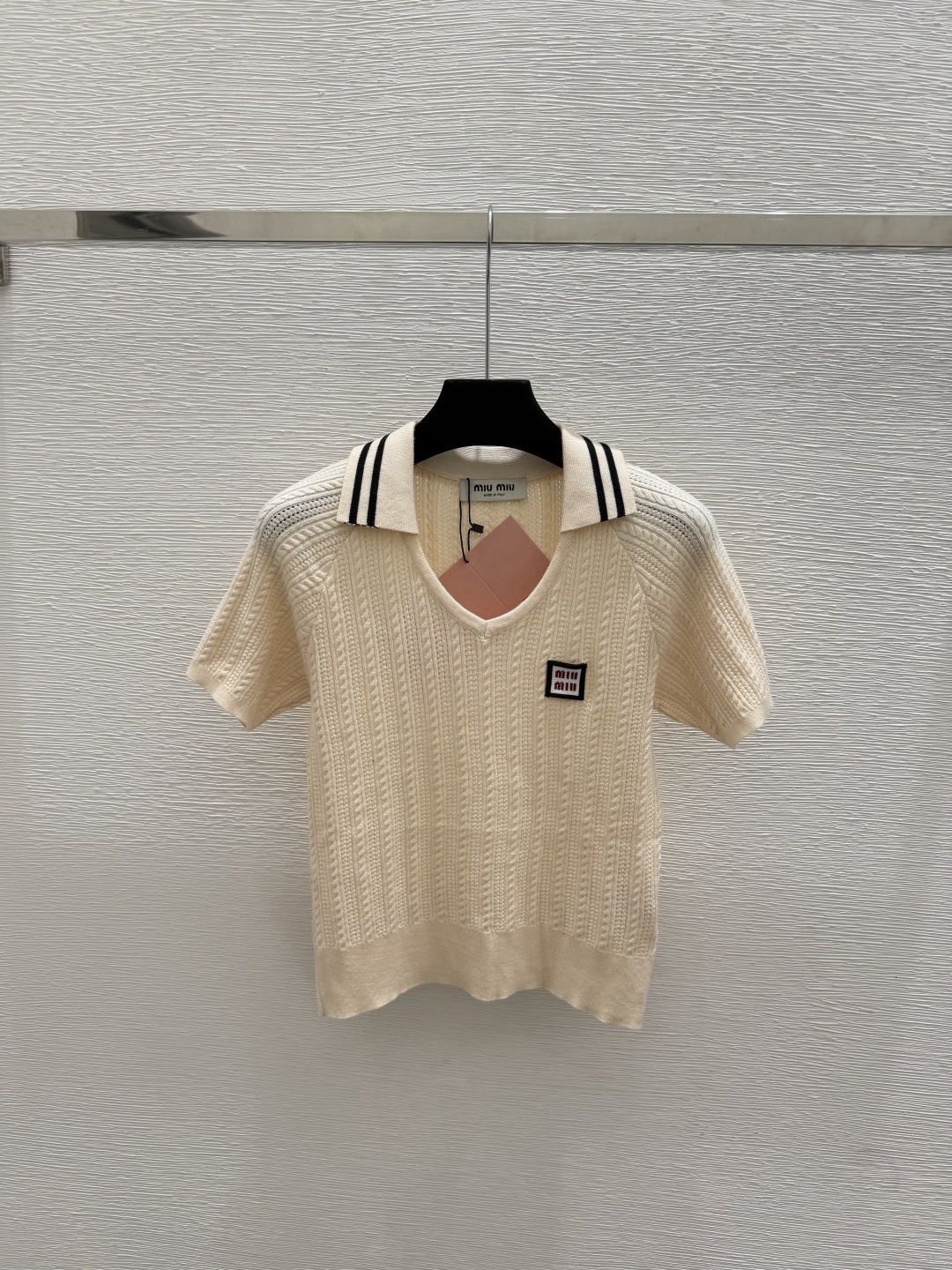 🆕M家🆕  春夏新款 撞色翻领针织短袖颜色：杏色 黑色尺码：36.38.40