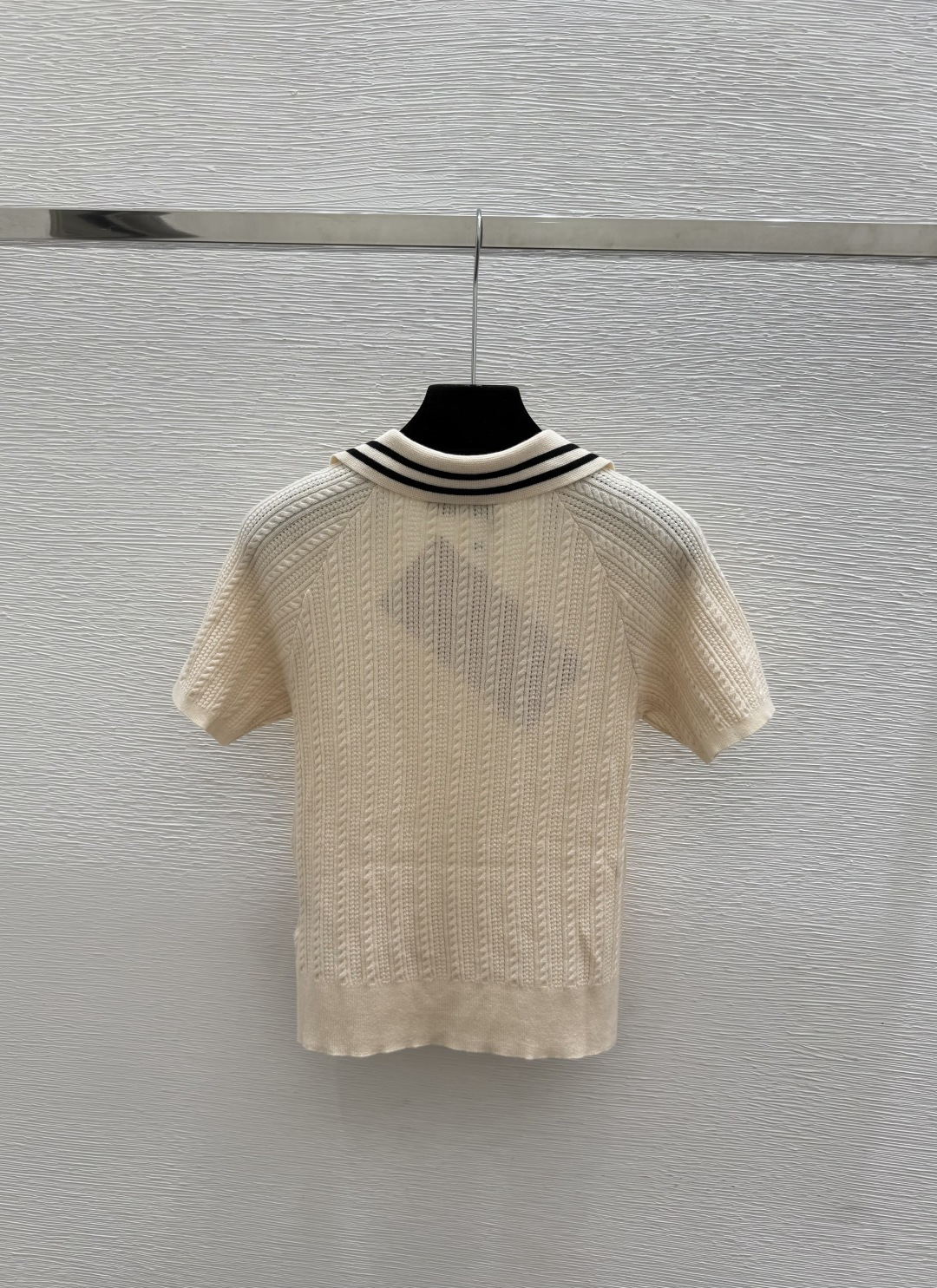 🆕M家🆕  春夏新款 撞色翻领针织短袖颜色：杏色 黑色尺码：36.38.40