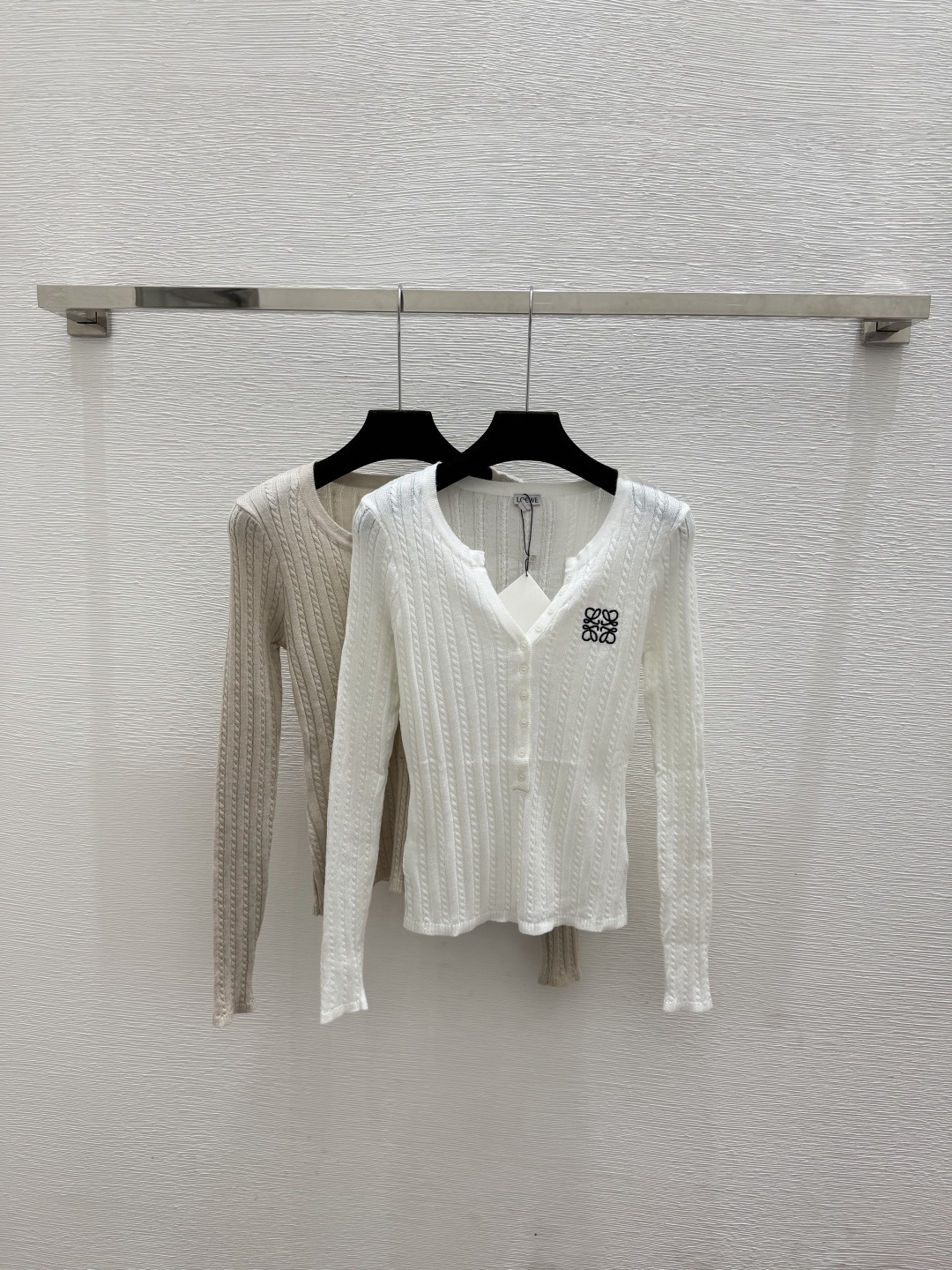 🆕LO家🆕  春夏新款 纯色简约圆领针织长袖颜色：白色 杏色尺码：36.38.40