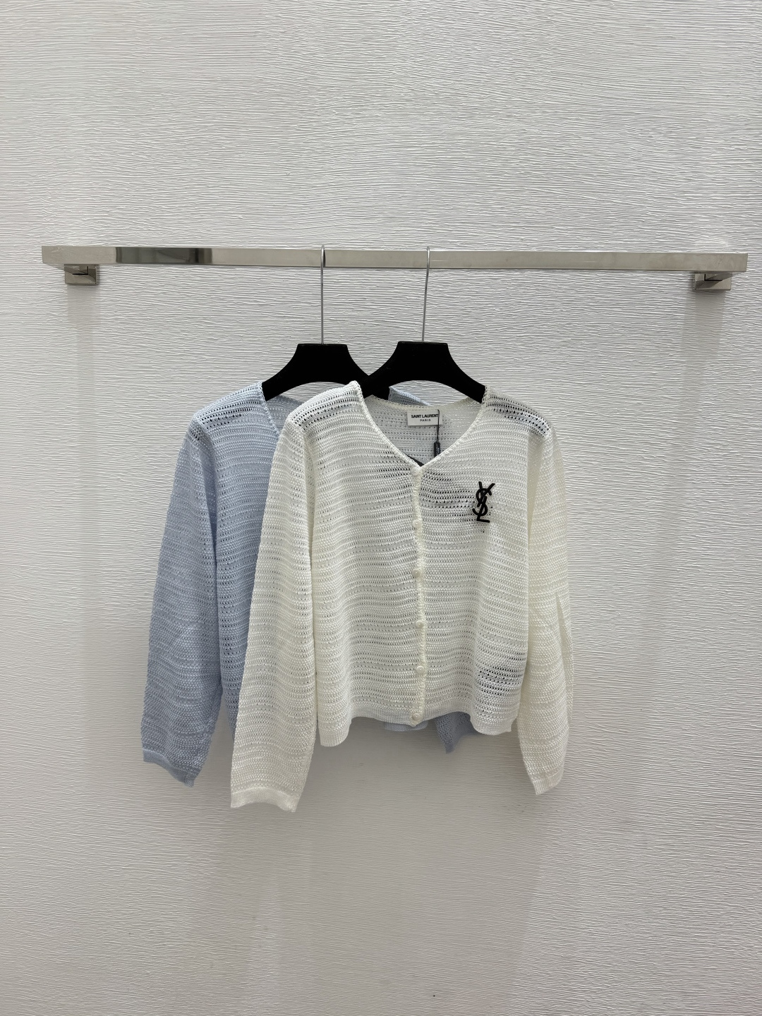 🆕Y家🆕  春夏新款 纯色简约V领针织长袖开衫颜色：白色 蓝色尺码：36.38.40