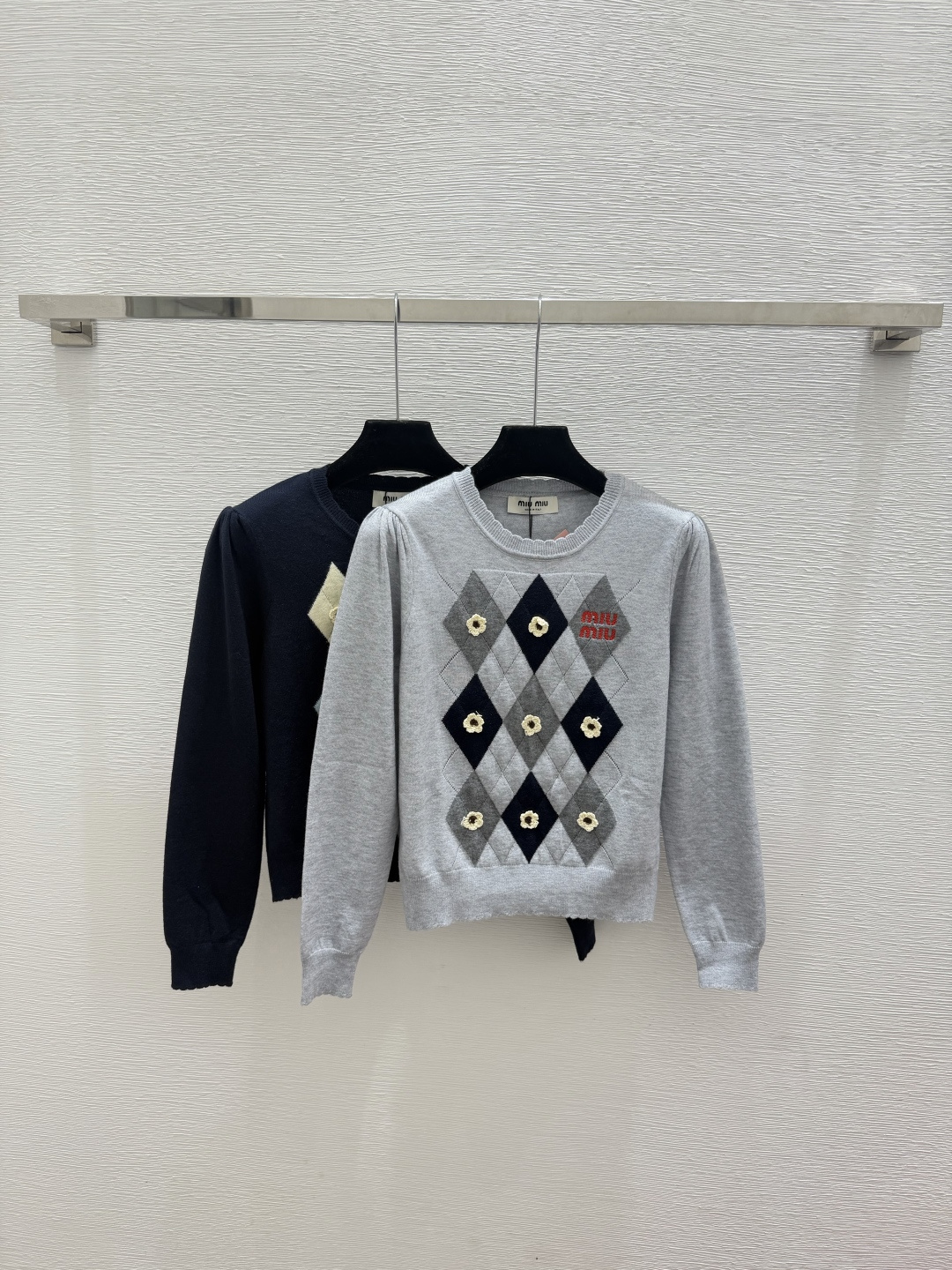 🆕M家🆕  春夏新款 撞色花卉菱格圆领针织长袖颜色：灰色 宝蓝尺码：36.38.40
