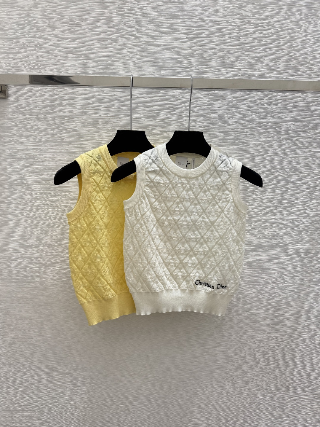 🆕D家🆕  春夏新款 纯色简约圆领针织背心颜色：白色 黄色尺码：36.38.40