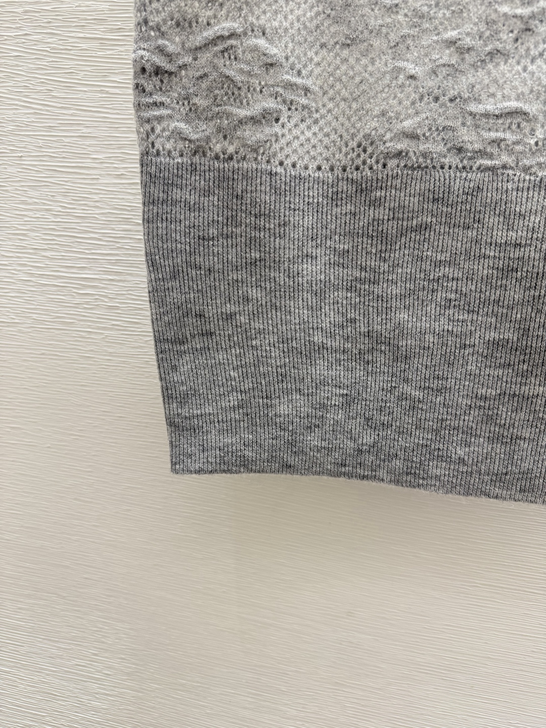 🆕CH家🆕  春夏新款 纯色山茶花V领针织背心颜色：灰色尺码：36.38.40