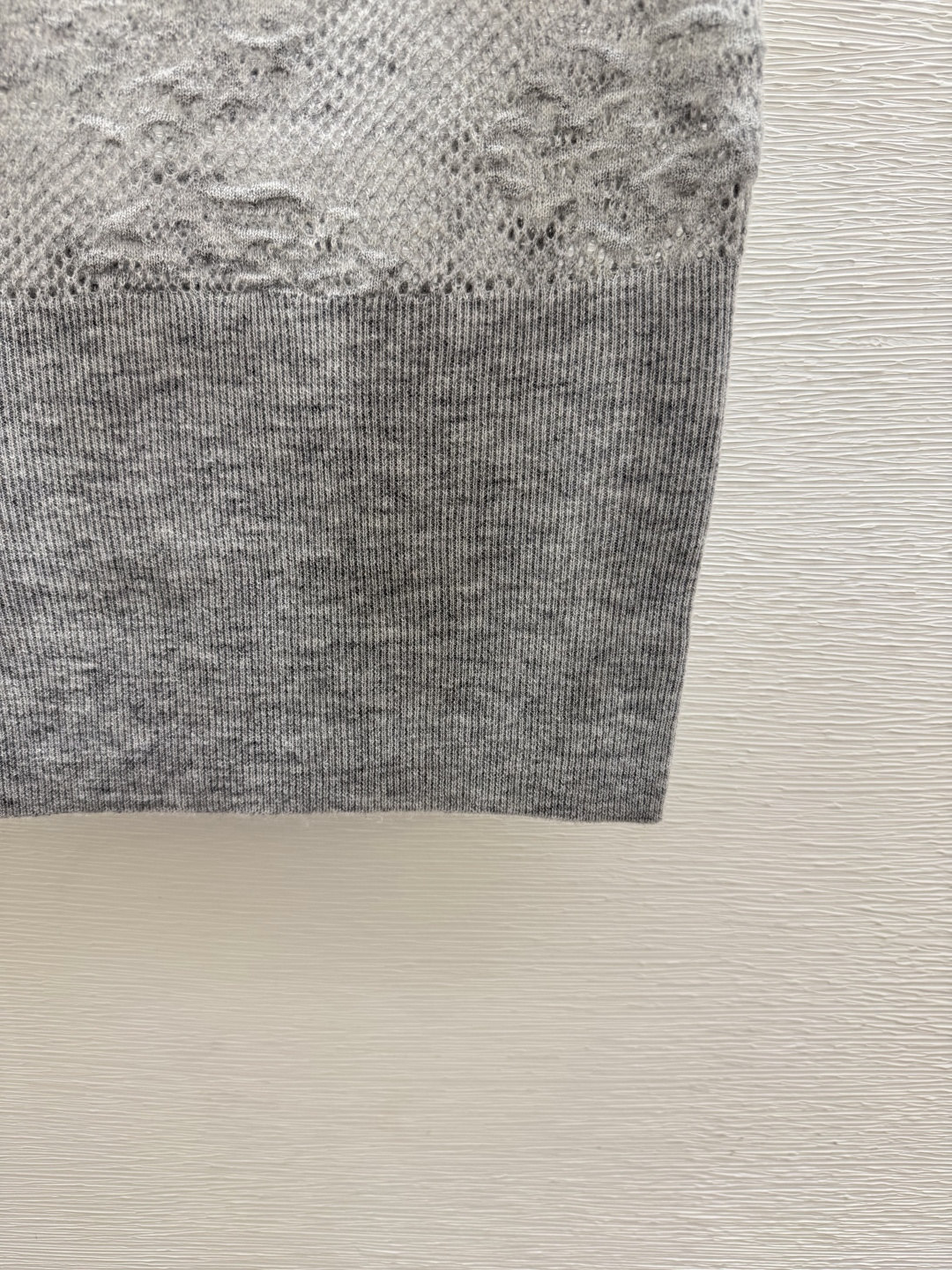 🆕CH家🆕  春夏新款 纯色山茶花V领针织背心颜色：灰色尺码：36.38.40