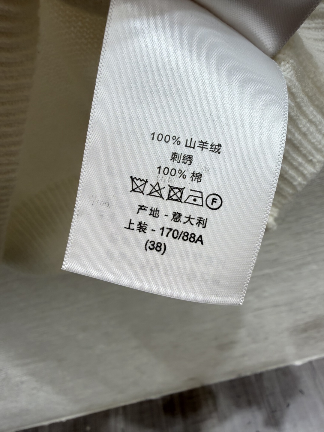 🆕D家🆕  春夏新款 撞色花卉圆领针织短袖颜色：白色 尺码：36.38.40