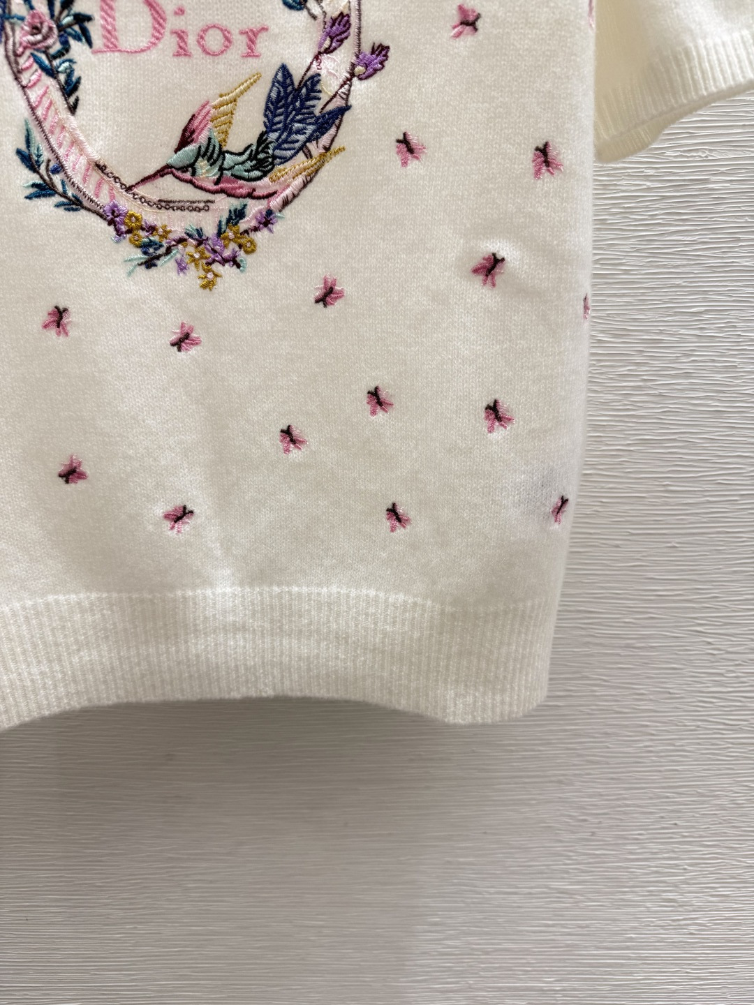 🆕D家🆕  春夏新款 撞色花卉圆领针织短袖颜色：白色 尺码：36.38.40