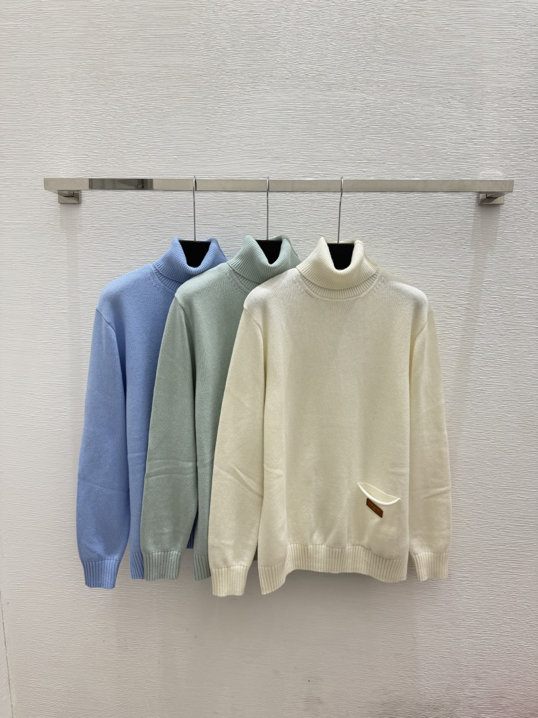 🆕L家🆕  春夏新款 纯色简约高领针织长袖颜色：白色 绿色 蓝色尺码：36.38.40
