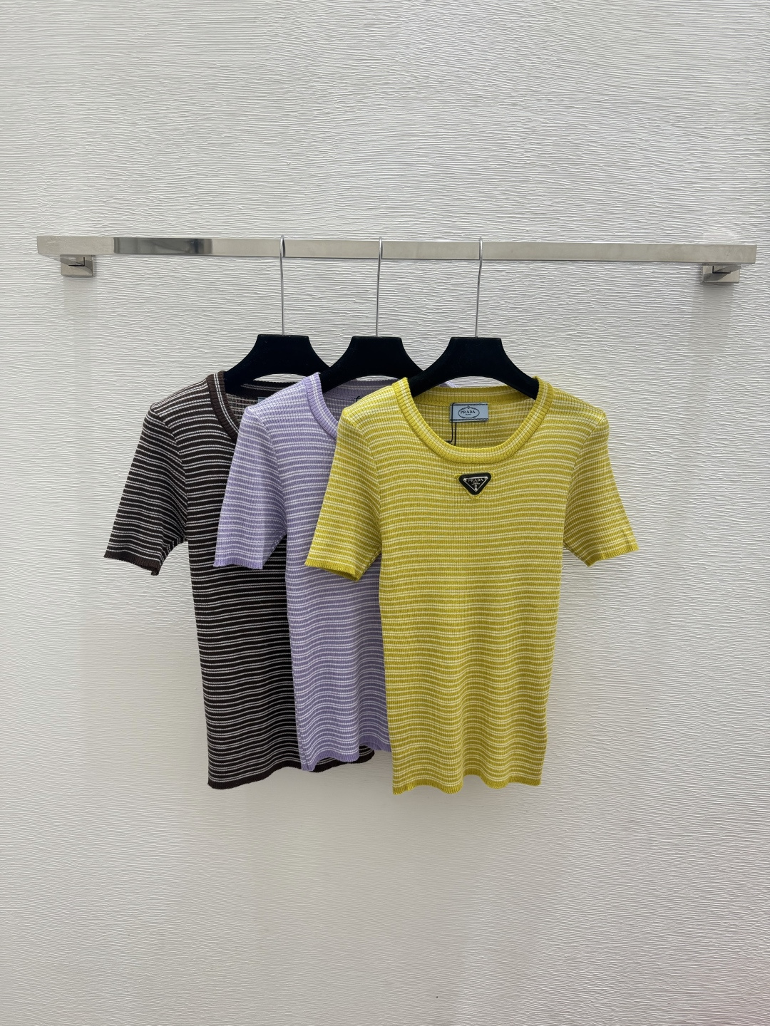🆕P家🆕  春夏新款 撞色条纹圆领针织短袖颜色：黄色 紫色 咖啡尺码：36.38.40