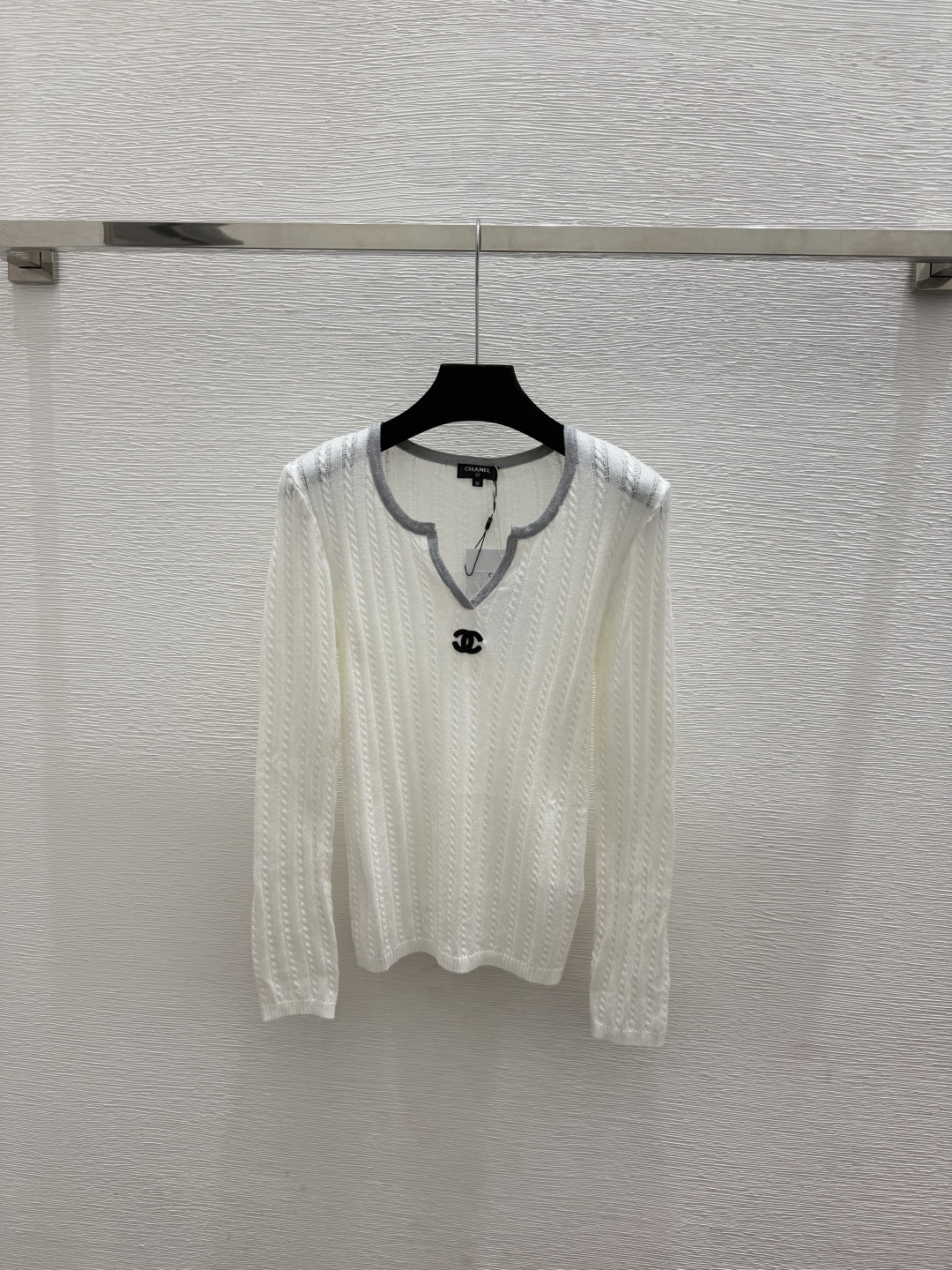 🆕CH家🆕  春夏新款 紫色简约圆领针织长袖颜色：白色 黑色尺码：36.38.40