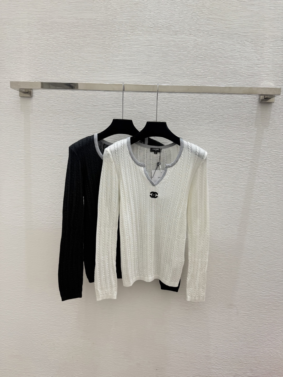 🆕CH家🆕  春夏新款 紫色简约圆领针织长袖颜色：白色 黑色尺码：36.38.40