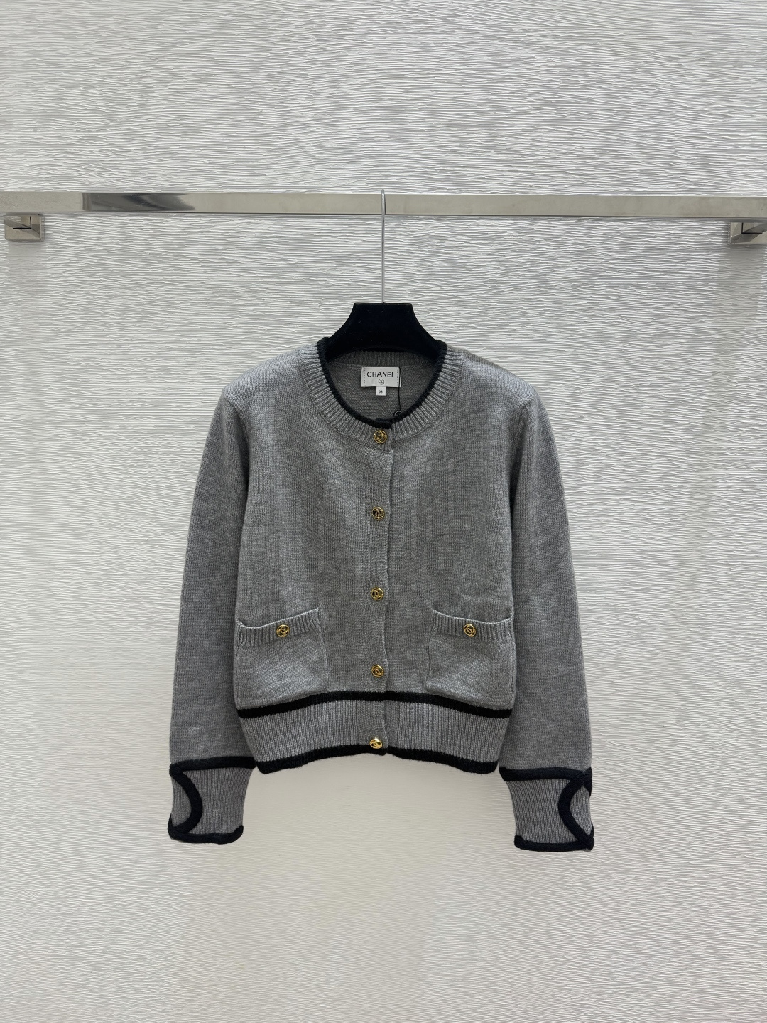 🆕CH家🆕  春夏新款 撞色简约圆领针织长袖开衫颜色：白色 灰色 黑色尺码：36.38.40