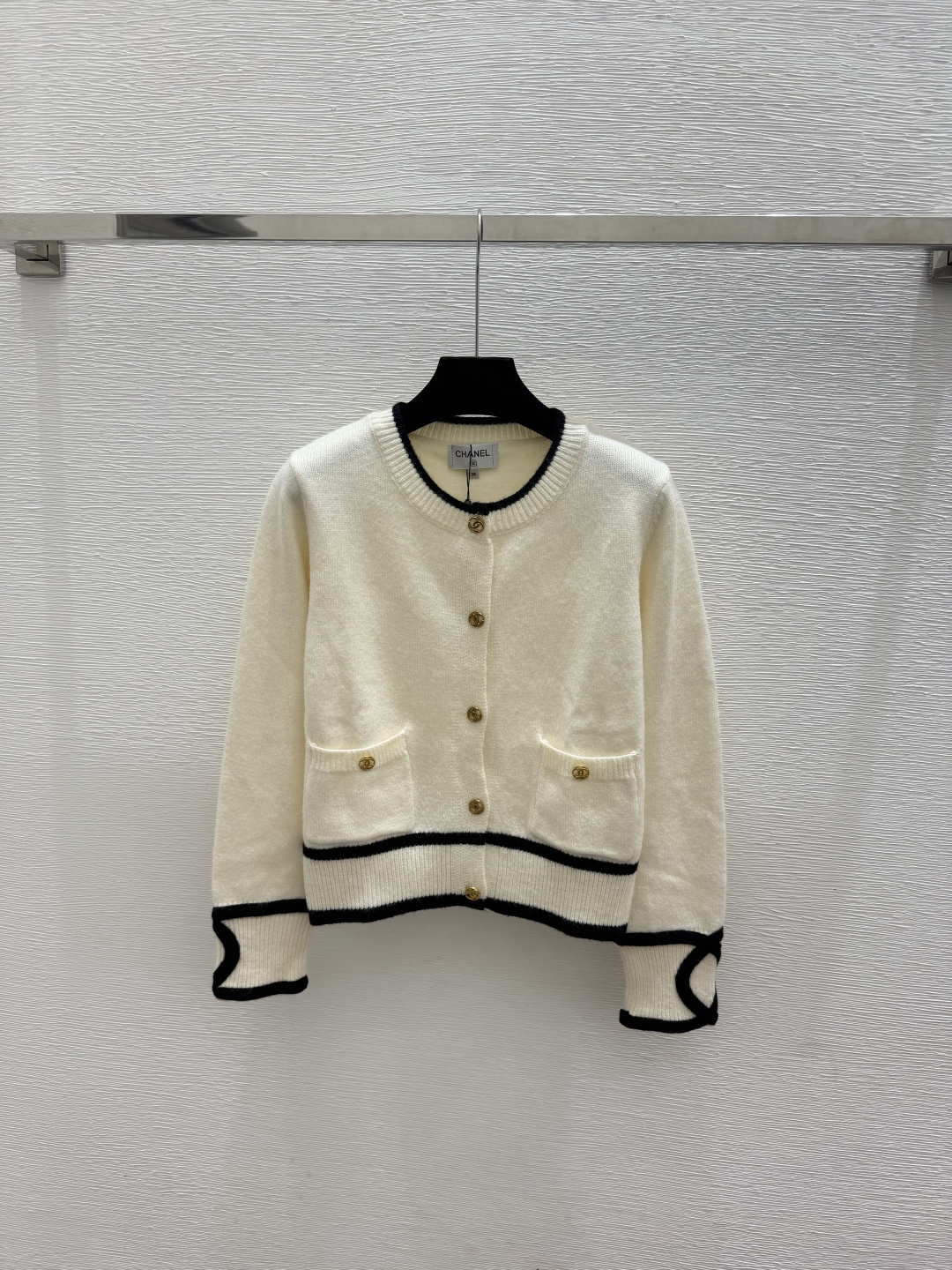 🆕CH家🆕  春夏新款 撞色简约圆领针织长袖开衫颜色：白色 灰色 黑色尺码：36.38.40