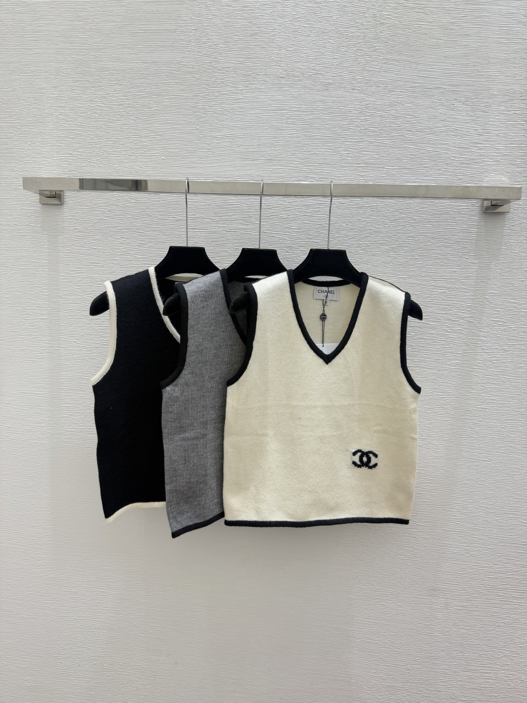 🆕CH家🆕  春夏新款 撞色简约V领针织背心颜色：杏色 灰色 黑色尺码：36.38.40