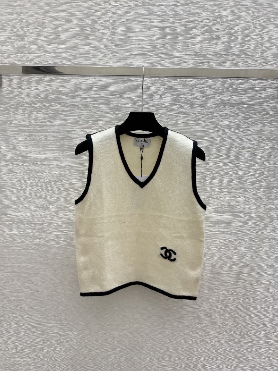 🆕CH家🆕  春夏新款 撞色简约V领针织背心颜色：杏色 灰色 黑色尺码：36.38.40
