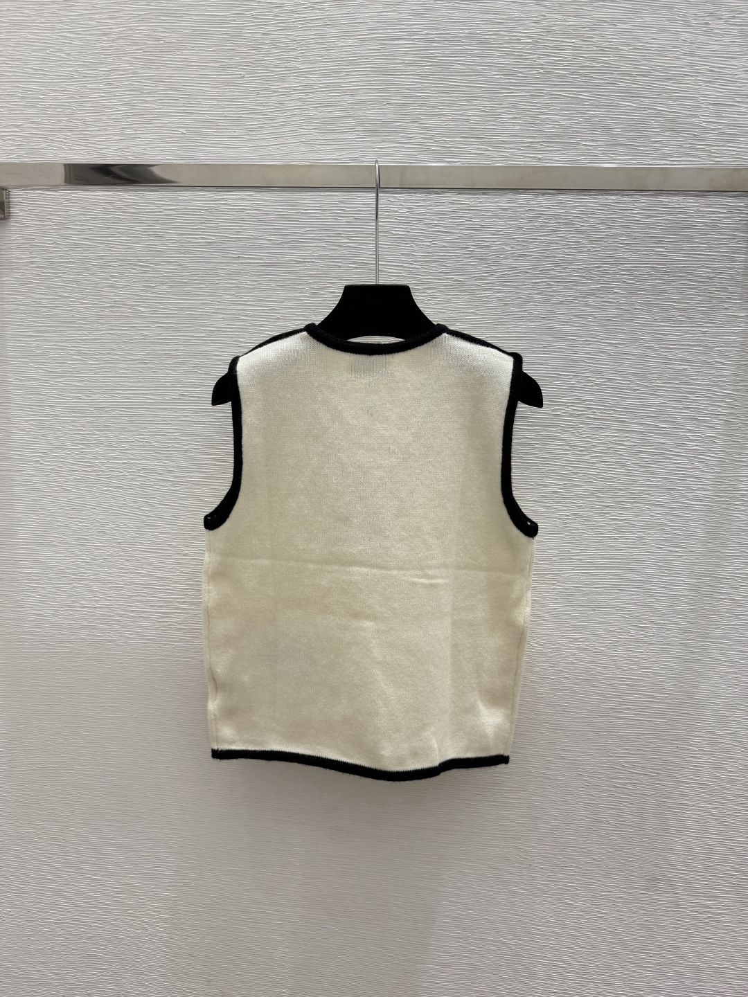 🆕CH家🆕  春夏新款 撞色简约V领针织背心颜色：杏色 灰色 黑色尺码：36.38.40