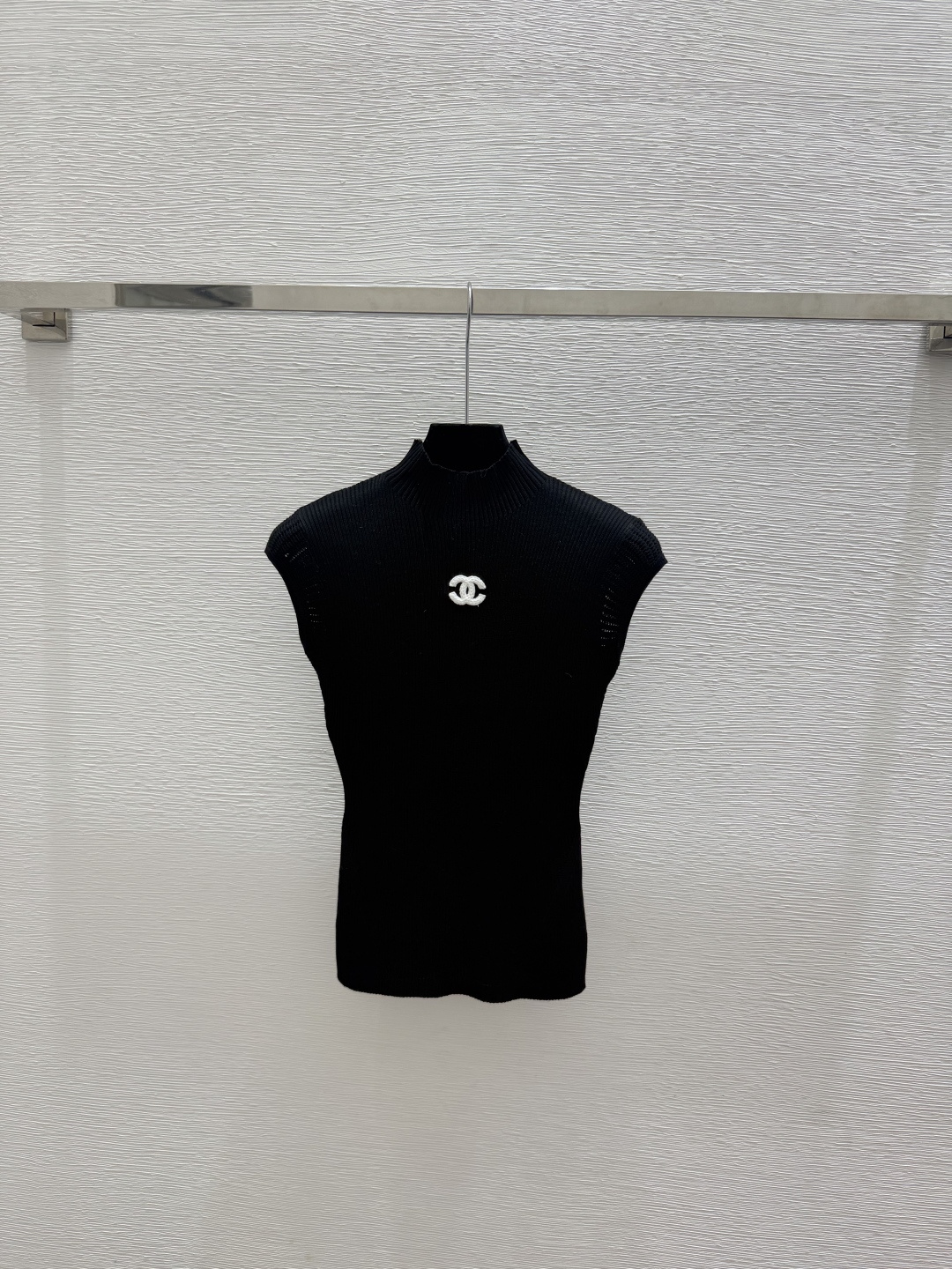 🆕CH家🆕  春夏新款 纯色简约针织背心颜色：白色 黑色尺码：36.38.40